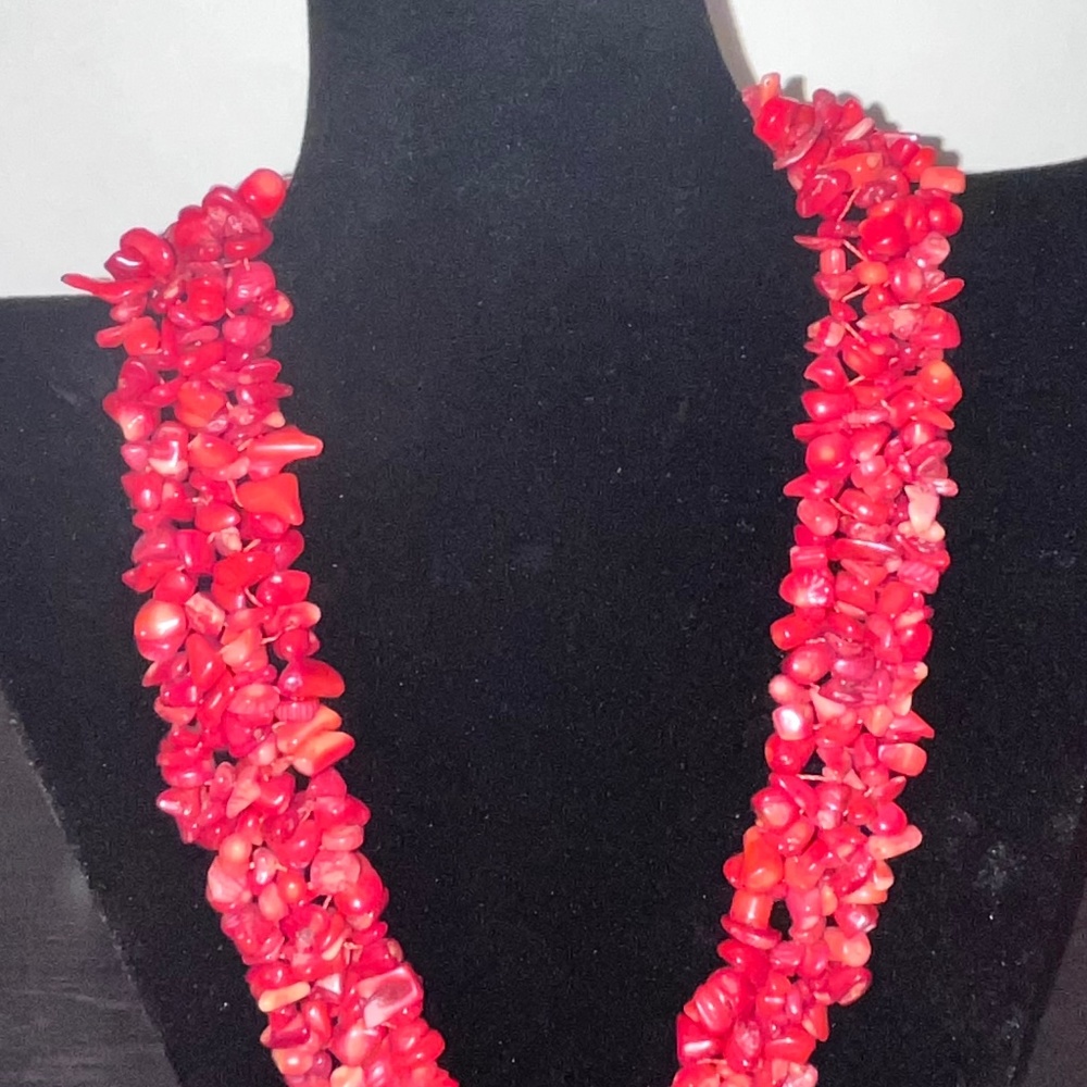 🌺Beautiful 18” Beaded Red Necklace.